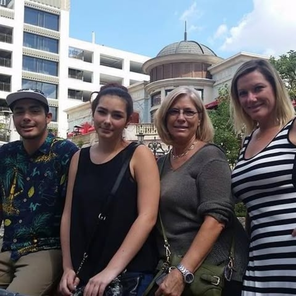 Meet your Posher, Debora